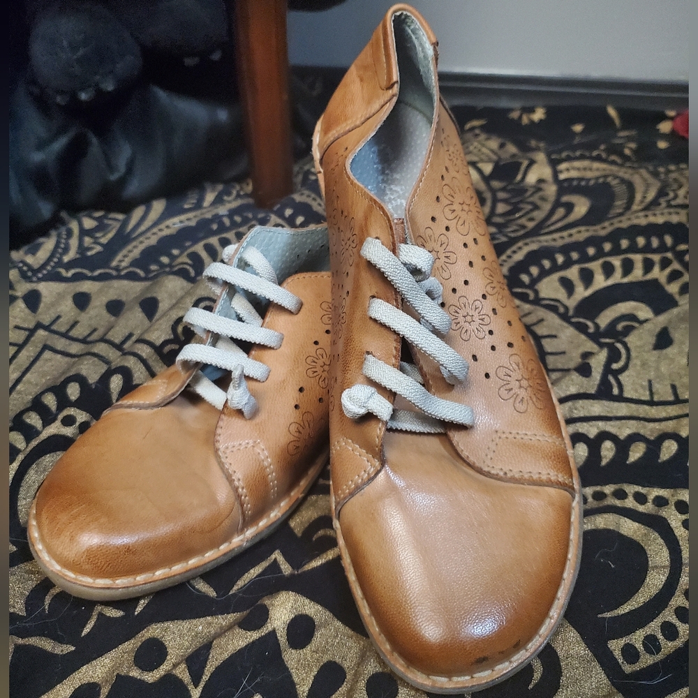 Gorgeous Tan Chacal Leather Shoes With Floral Cutouts Size 39
